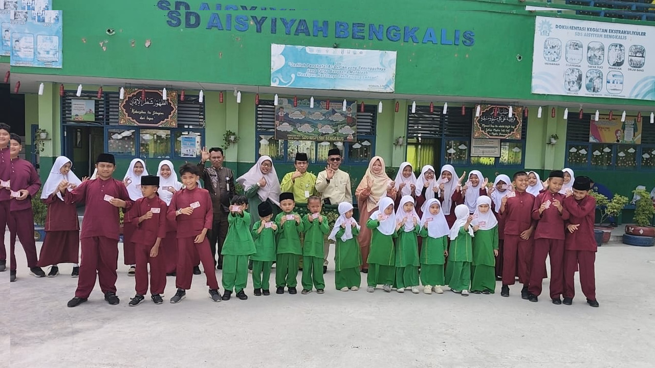 Percepatan Pencapaian KIA, Disdukcapil Bengkalis Serahkan Kartu Identitas Anak di Sekolah