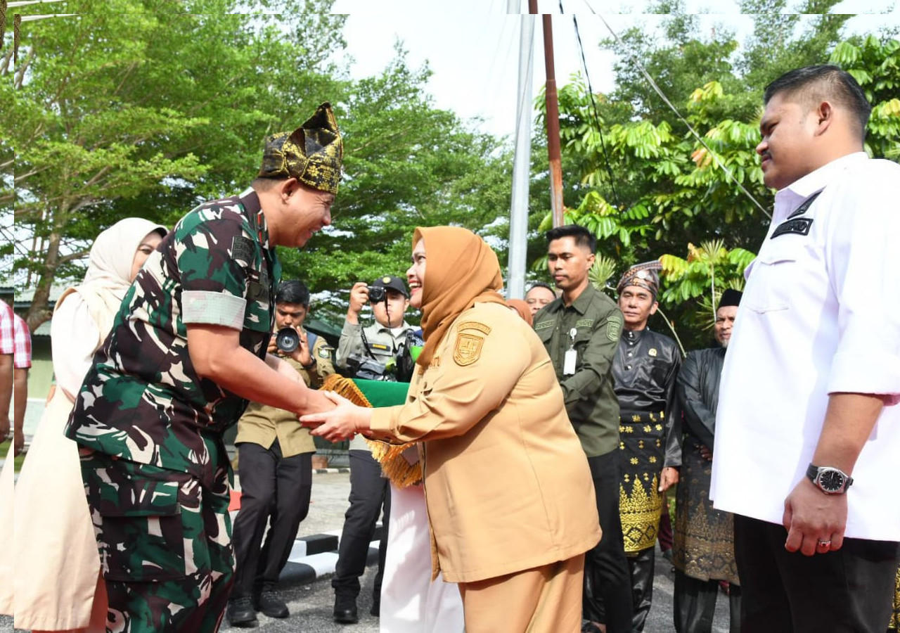 Kunjungan ke Bengkalis, Bupati Kasmarni Sambut Kedatangan Danrem 031 Wira Bima di Makodim
