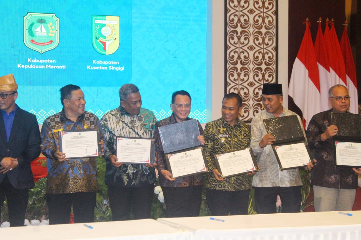 Sinergi Perkuat Kualitas ASN, Bupati Rohil Hadiri Penandatanganan Komitmen Manajemen Talenta di Tanjung Pinang