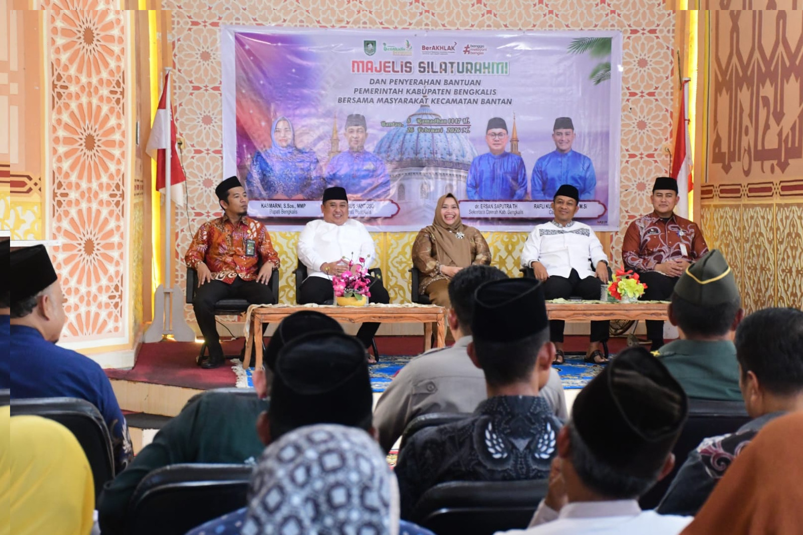 Bupati Kasmarni Safari Ramadhan di Kecamatan Bantan Sekaligus Salurkan Bantuan kepada Masyarakat