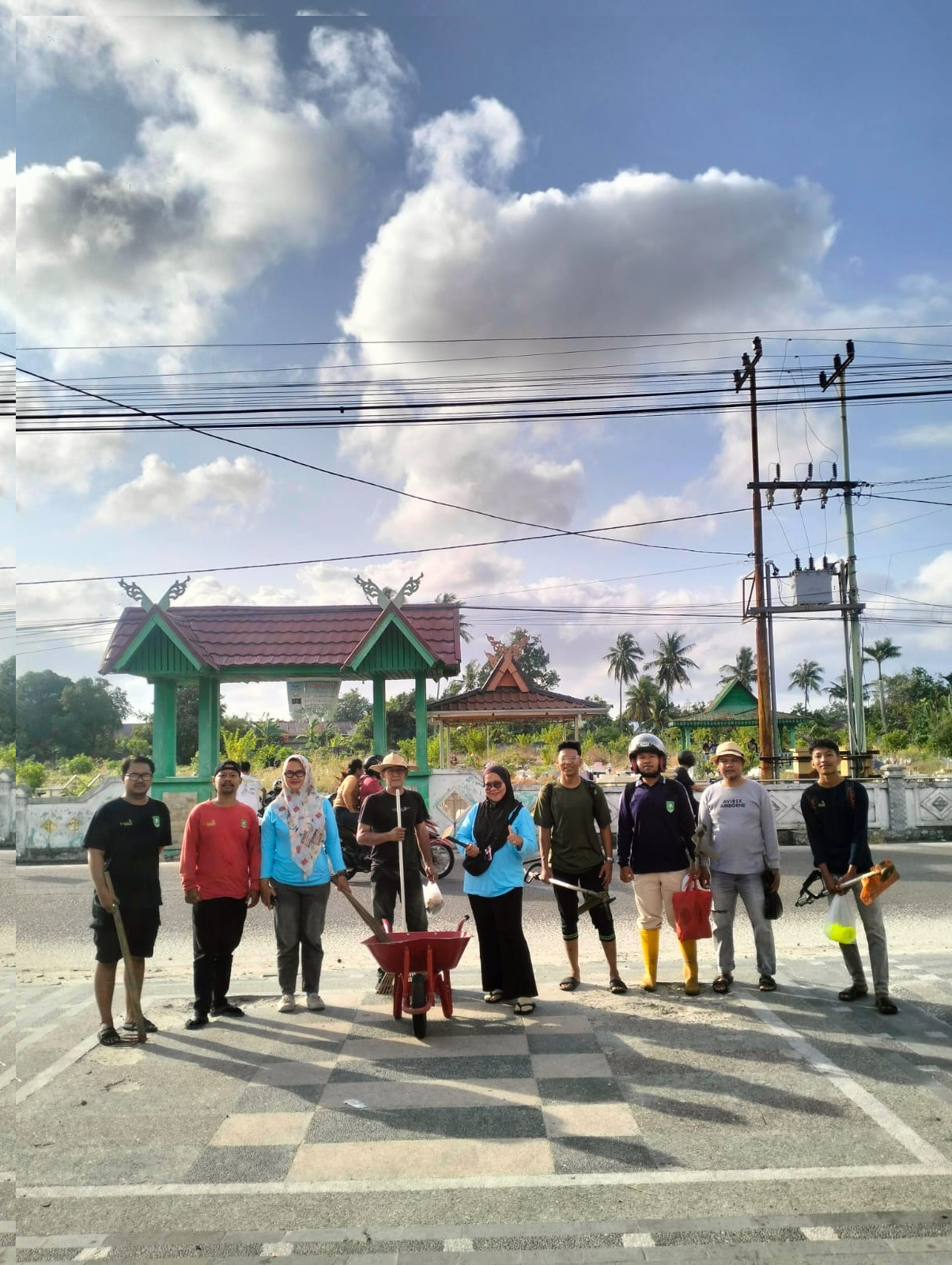 Sambut Ramadhan, IPEKATIM dan Kartar Kelurahan Kota Gotong Royong Makam Taman Kota Layu