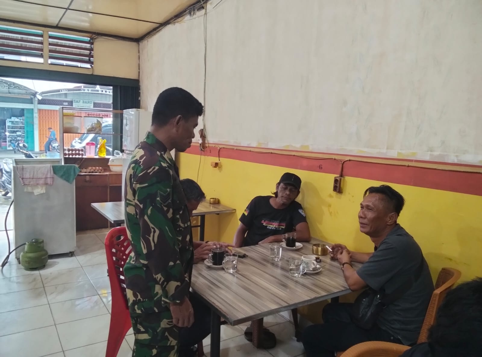 Babinsa Sampaikan Kepada Warga Agar Mengamalkan Pancasila Dalam Kehidupan