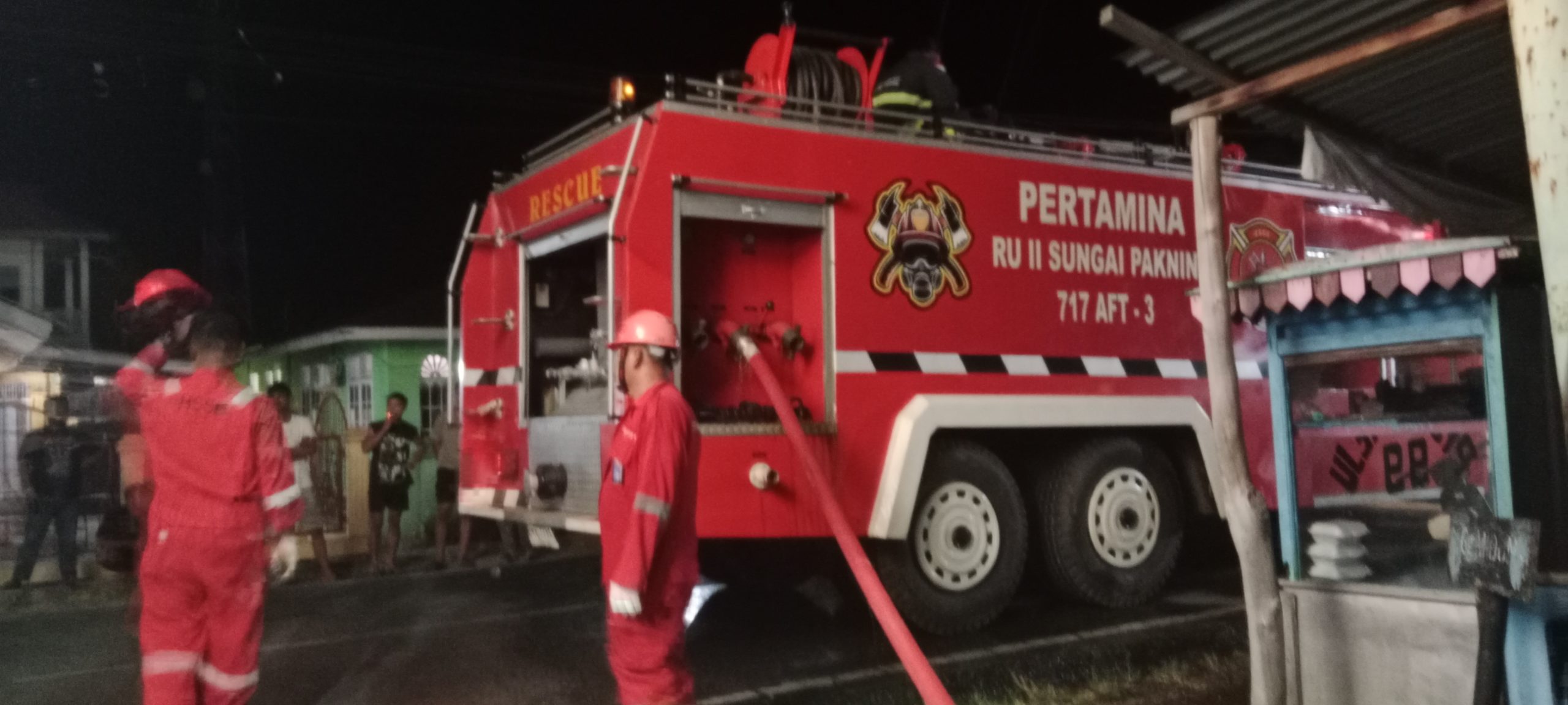 PT Pertamina Patra Niaga Menerjunkan Tim Fire Brigade Bantu Memadam kan Kebakaran Rumah Warga