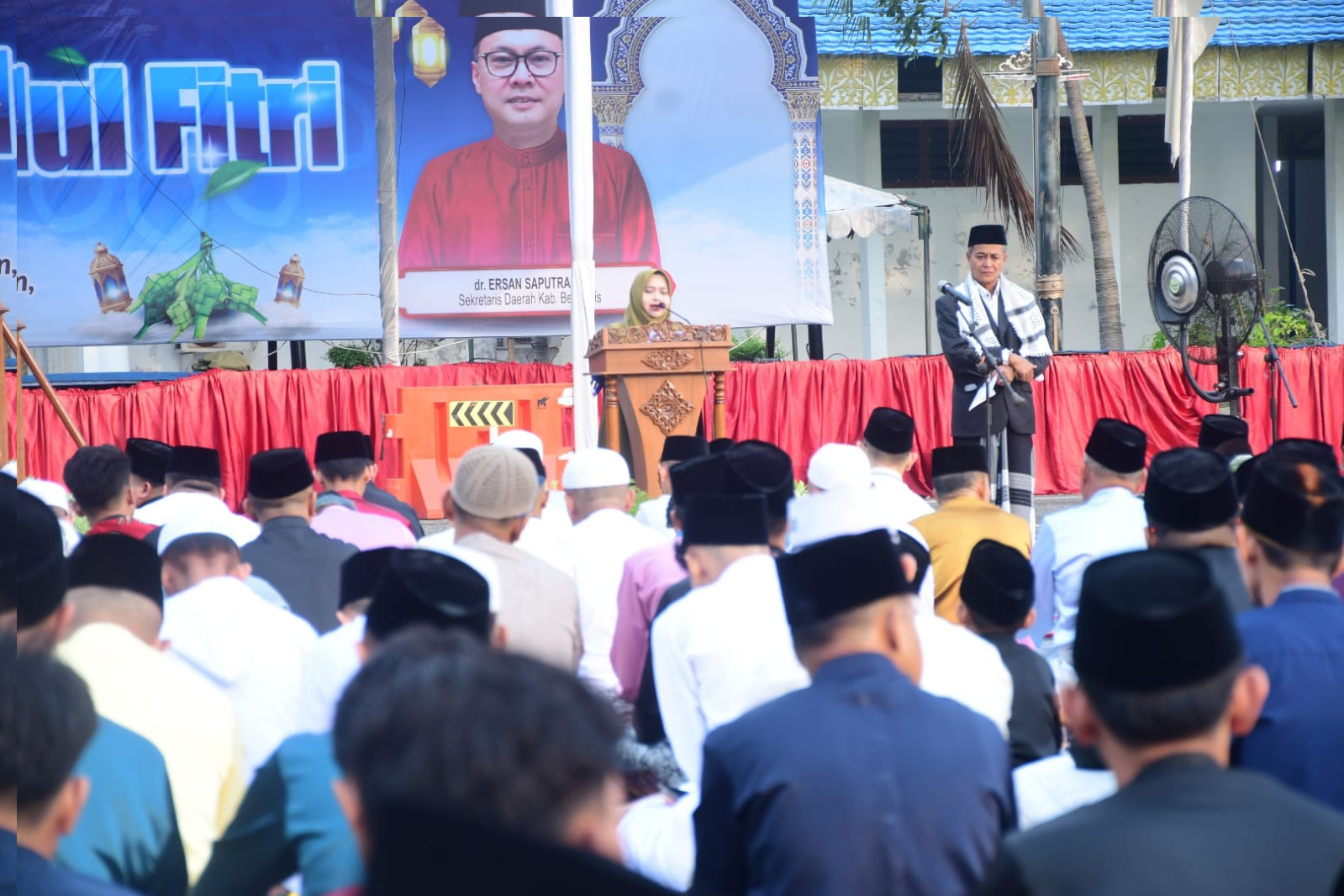 Bupati Kasmarni Bersama Keluarga dan Masyarakat Bengkalis Shalat Idul Fitri di Lapangan Tugu