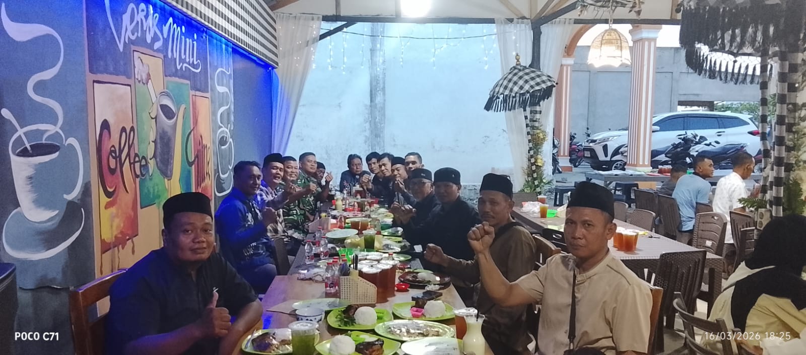 Menjelang Berbuka Puasa Bersama, Danramil 05/Bukit Batu Kapten Inf Ucok Doni Samosir Berbagi Takjil Bersama Awak Media