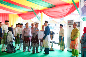 MTQ Provinsi Riau ke-44, Wako Dumai Terima Penghargaan dari Menteri Agama RI