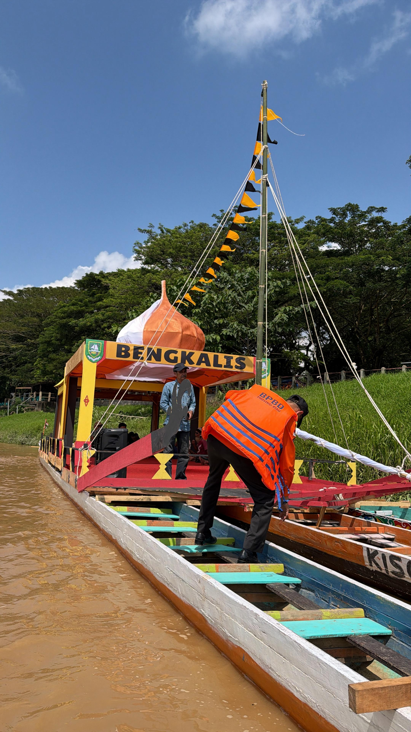 Pawai Perahu Hias di Kuansing, Bupati Kasmarni Turut Saksikan Perahu Begandong Bengkalis
