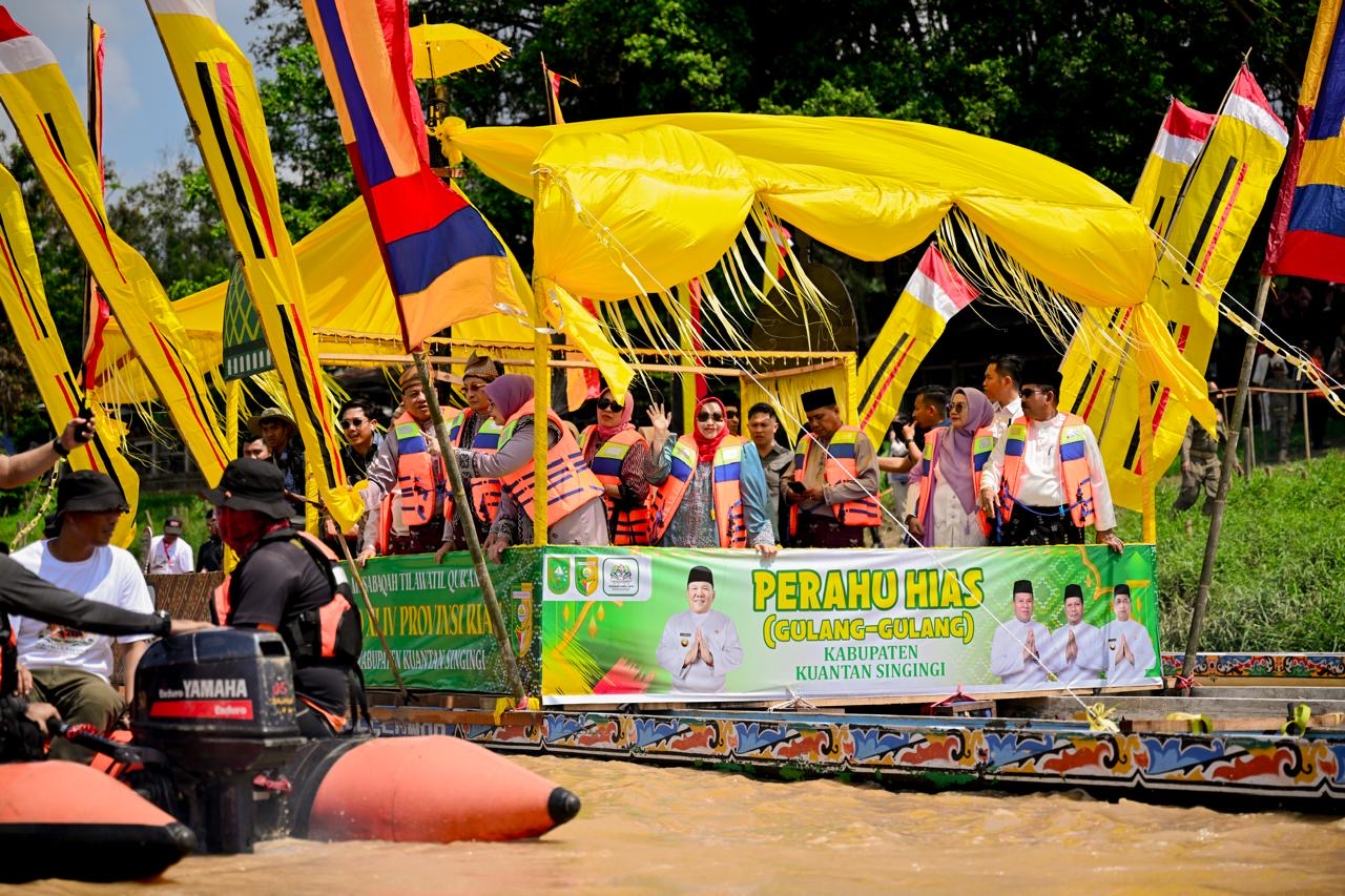 Memukau di Sungai Kuantan, Perahu Hias Datuk Laksamana Bengkalis Curi Perhatian Menteri Agama